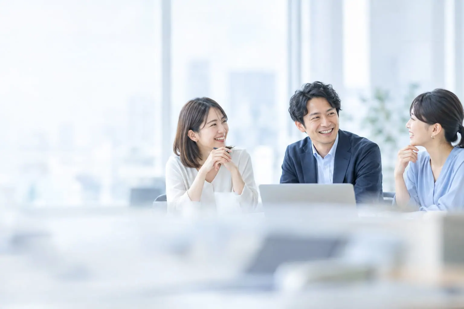 Arvixとの打ち合わせで、業務改善について話し合う様子